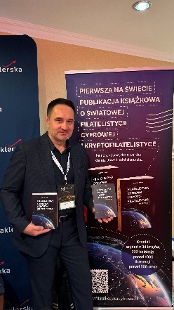 The author with the book at the Maklerska.pl stand